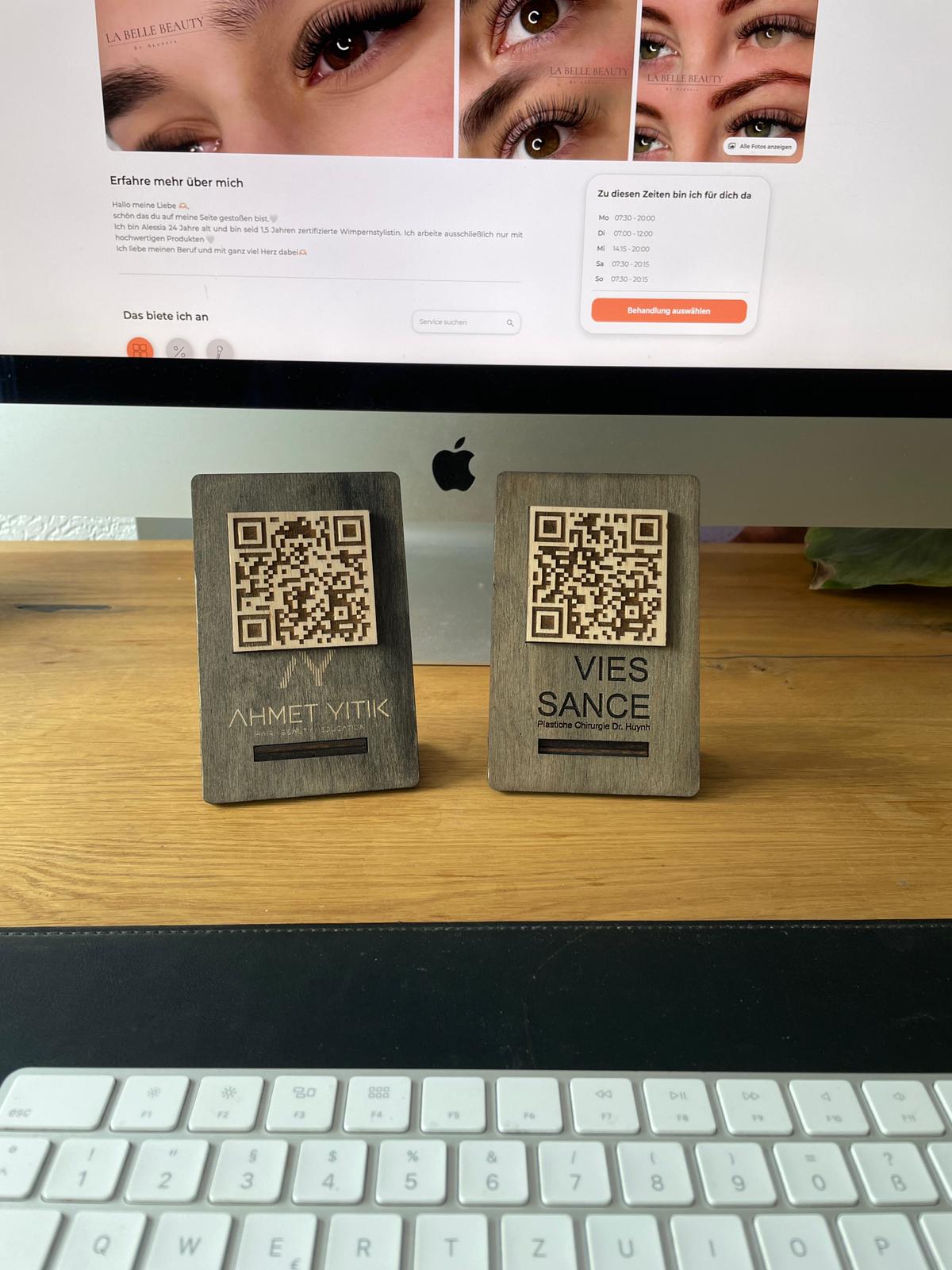 QR code stand made of high-quality wood - with Linktree!